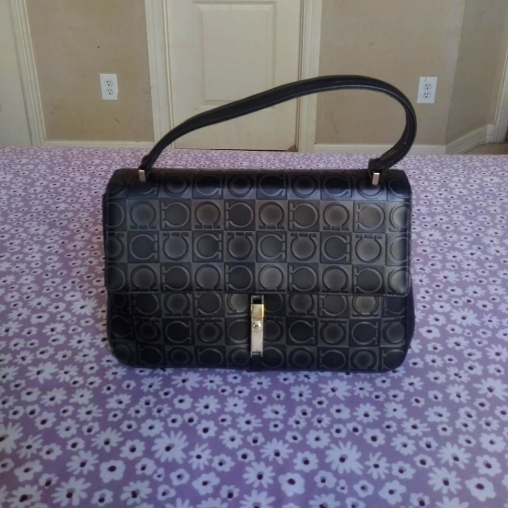 48hrs🔥🔥Closet Close Out Sale Salvatore Ferragamo Gancini Monogram Bag
